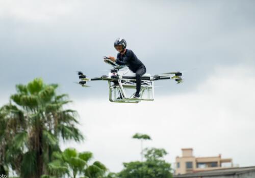 El agricultor chino fabricó drones tripulados e invirtió 20 millones en 2 años. Jackie Chan vino a él para filmar