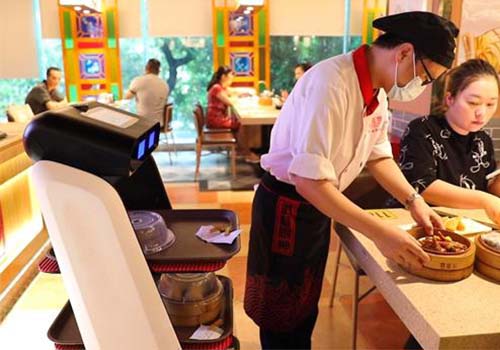 ¿Por qué los robots camareros son tan populares en los restaurantes?