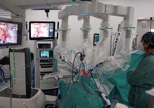 Sin cortar costillas, cirujanos españoles realizan el primer trasplante robótico de pulmón del mundo