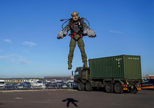 El ejército británico observa un jet pack que puede volar a una altura de 3600 metros con una velocidad de 128km / h