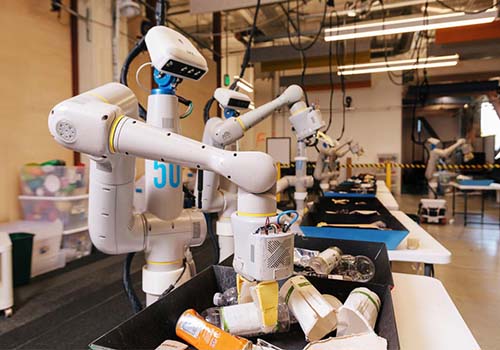 La empresa matriz de Google implementa 100 robots en la oficina. ¿Qué tan lejos está de los robots de 